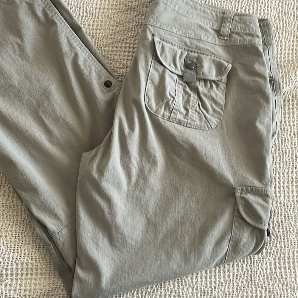 Kuhl women’s light  sage cargo Pants.  12 short. 3% stretch.  EUC